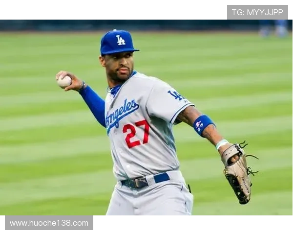 足球明星在海边的阳光下尽显风采与魅力的精彩瞬间